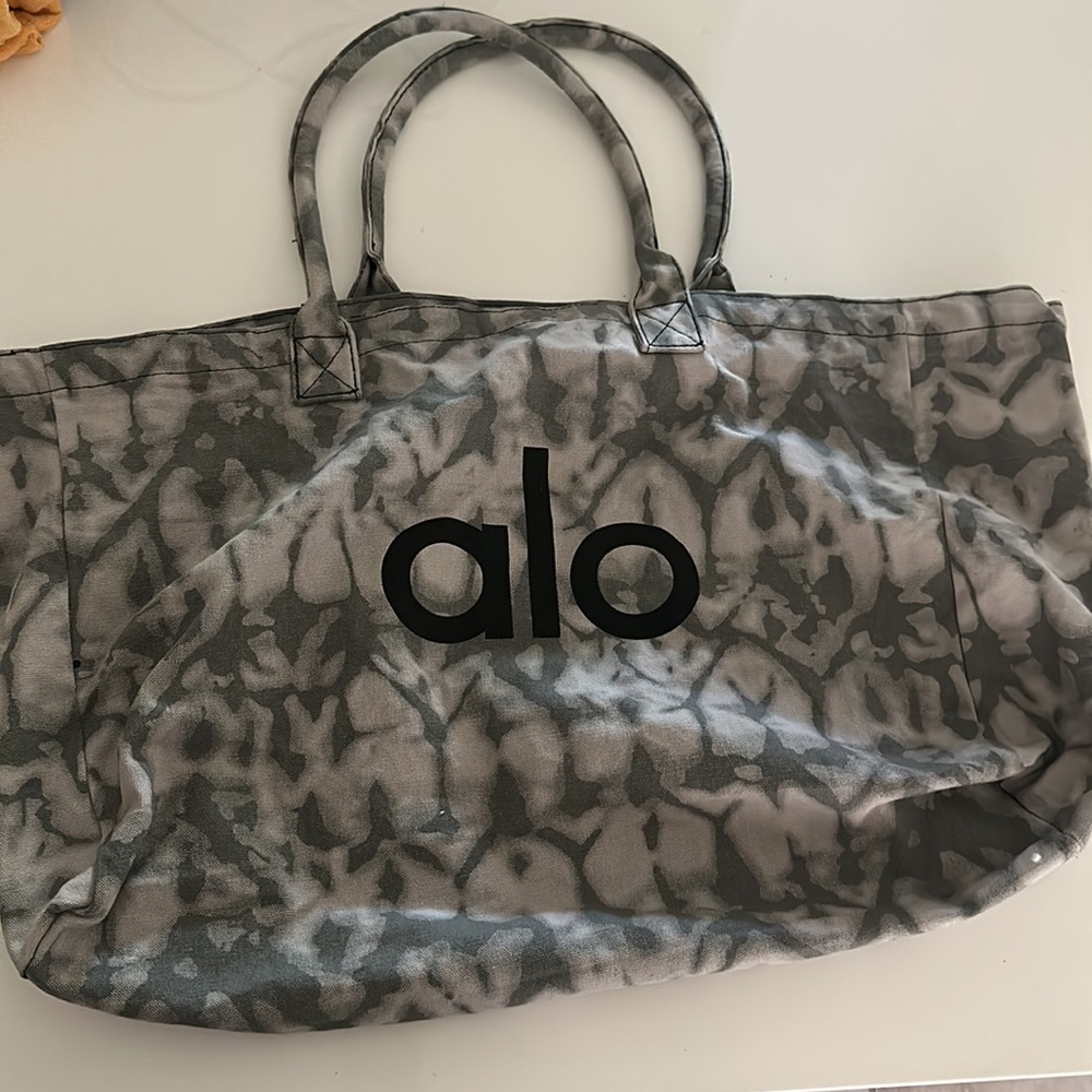Alo Duffle Tote Bag - Picture 2 of 5